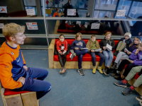 Kinderen bezoeken training van Shorttrack TeamNL en mogen rijders na afloop interviewen Sportboulevard Dordrecht