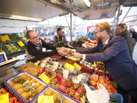 Wethouder bezoekt de vrijdagmarkt Dordrecht