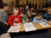 20162701 Harmen van Straaten kinderboekenschrijver leest voor op Ammanschool Dordrecht Tstolk 001