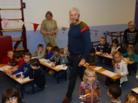 20162701 Harmen van Straaten kinderboekenschrijver leest voor op Ammanschool Dordrecht Tstolk