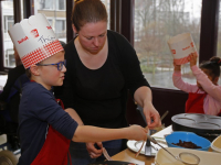 Scholieren de Satelliet bakken pannenkoeken voor ouderen