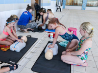 28072021 Kinderen krijgen les in reanimeren Sportboulevard Dordrecht