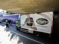 Vrachtwagen klem in tunnel Dubbeldamseweg Zuid Dordrecht