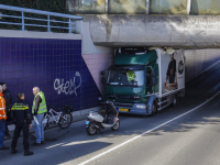 Vrachtwagen klem in tunnel Dubbeldamseweg Zuid Dordrecht