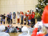 OJBS de Driehoek scholieren zingen kerstliederen bij bewoners De Sterrenlanden Dordrecht