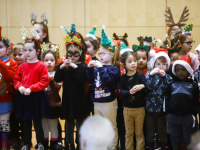 OJBS de Driehoek scholieren zingen kerstliederen bij bewoners De Sterrenlanden Dordrecht