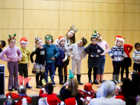 OJBS de Driehoek scholieren zingen kerstliederen bij bewoners De Sterrenlanden Dordrecht
