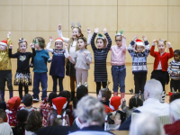 OJBS de Driehoek scholieren zingen kerstliederen bij bewoners De Sterrenlanden Dordrecht