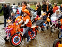 20162704 Koningsdag 2016 Optocht met versierde fietsen Land van Valk Dordrecht Tstolk