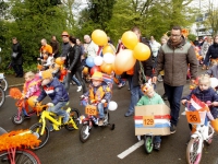 20162704 Koningsdag 2016 optocht met versierde fietsen Dubbeldam Dordrecht Tstolk