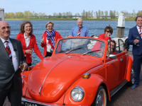 Gehele Oranje Comité bijeen  met Oranje cabriolet VW Groothoofd Dordrecht