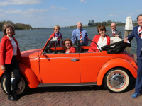 Gehele Oranje Comité bijeen  met Oranje cabriolet VW Groothoofd Dordrecht