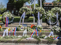 06052022-Kransen-vernield-en-gestolen-bij-oorlogsmonument-Sumatraplein-Dordrecht-Stolkfotografie