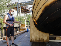 Schip rivier boot stad\'gaat volgende fase in van schip naar sculptuur Dordrecht