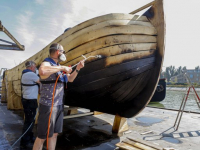 Schip rivier boot stad\'gaat volgende fase in van schip naar sculptuur Dordrecht