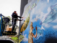 Nieuw printkunstwerk aan buitenkant van Holland2Stay Dordrecht