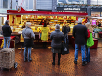 Laatste verse producten halen op de weekmarkt in Dordrecht