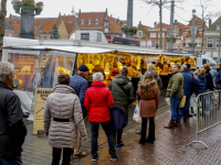 Laatste verse producten halen op de weekmarkt in Dordrecht