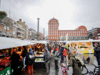 Laatste verse producten halen op de weekmarkt in Dordrecht