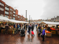 Laatste verse producten halen op de weekmarkt in Dordrecht