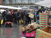 Laatste verse producten halen op de weekmarkt in Dordrecht