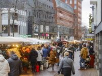 Laatste verse producten halen op de weekmarkt in Dordrecht