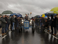 Wethouder opent met tractor de nieuwe landbouwweg