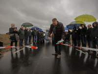 Wethouder opent met tractor de nieuwe landbouwweg