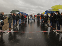 Wethouder opent met tractor de nieuwe landbouwweg