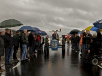 Wethouder opent met tractor de nieuwe landbouwweg