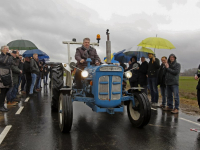 Wethouder opent met tractor de nieuwe landbouwweg