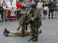 Militairen schieten op het Statenplein Dordrecht