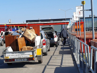 Lange rijen bij afvalbrengstation hvc Baanhoekweg Dordrecht