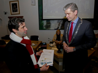 20171912-overhandiging-steunbetuigingen-door-Elio-Barone-aan-burgemeester-Kolff-Dordrecht-Tstolk