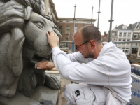 20170304 Leeuwen krijgen schoonheidsbehandeling Stadhuis Dordrecht Tstolk