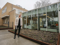 Mirjam Addiks op achtergrond de vernieuwde ingang Louterbloemen Dordrecht