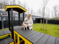 Mirjam Addiks met hond Max vernieuwd buitenterrein Louterbloemen Dordrecht