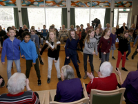 Bewoners Parkhoff en basisschoolkinderen Dordtse Vrije School kijken elkaar in de ogen