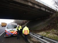 20151901-24-jarige-man-gewond-geraakt-na-slippartij-van-viaduct-Dordrecht-Tstolk-001_resize