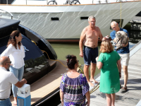 Man redt kat uit Nieuwe Haven Dordrecht