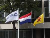 Meerdere vlaggen geplaatst bij Stadskantoor Dordrecht