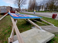 Verkiezingsbord omgewaaid MH Trompweg Dordrecht