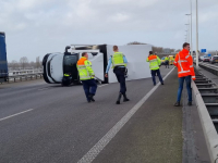 Vrachtwagen geschaard Moerdijkbrug A16 Dordrecht