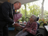 20170805 Mevrouw De leeuw 100 jaar oud zorggroep Crabbehoff Dordrecht Tstolk 001