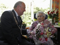 20170805 Mevrouw De leeuw 100 jaar oud zorggroep Crabbehoff Dordrecht Tstolk 002