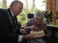 20170805 Mevrouw De leeuw 100 jaar oud zorggroep Crabbehoff Dordrecht Tstolk