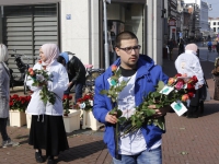 20161203 Vrijwilligers Moskee Aksa delen rozen uit Bagijnhof Dordrecht Tstolk 002