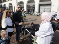20161203 Vrijwilligers Moskee Aksa delen rozen uit Bagijnhof Dordrecht Tstolk