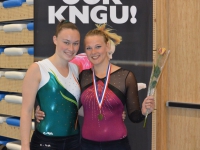 Cynthia-brons-op-brug-met-clubgenote-Renate_resize