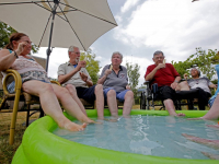 20182307-Afkoelen-met-de-voetjes-in-een-bad-Parkhuis-Dordrecht-Tstolk-002